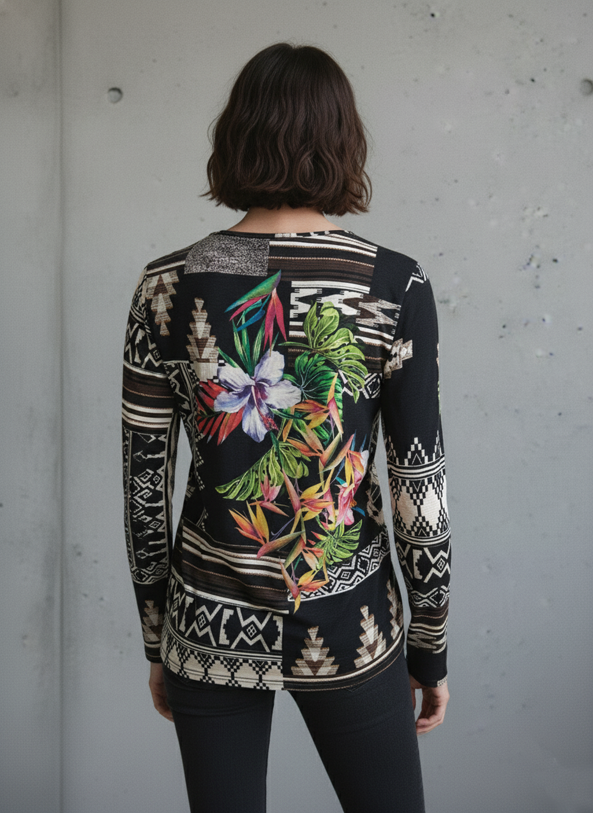 Ζωντανό μπλουζάκι με μακριά μανίκια και patchwork σε floral και γεωμετρικά σχέδια