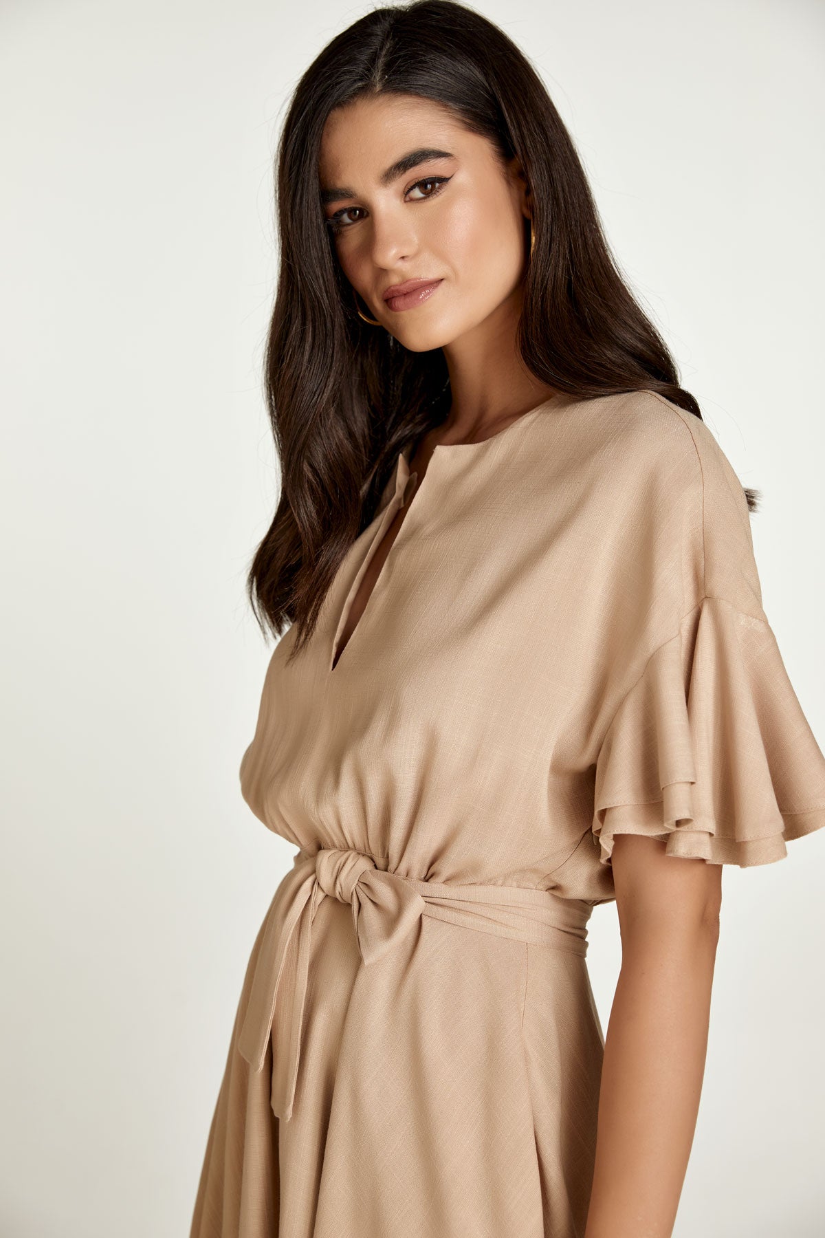Conquista Φόρεμα Mini Casual Κοντομάνικο V-Λαιμόκοψη Με Ζώνη Με Βολάν στα Μανίκια Μονόχρωμο Μπεζ C211-275-57
