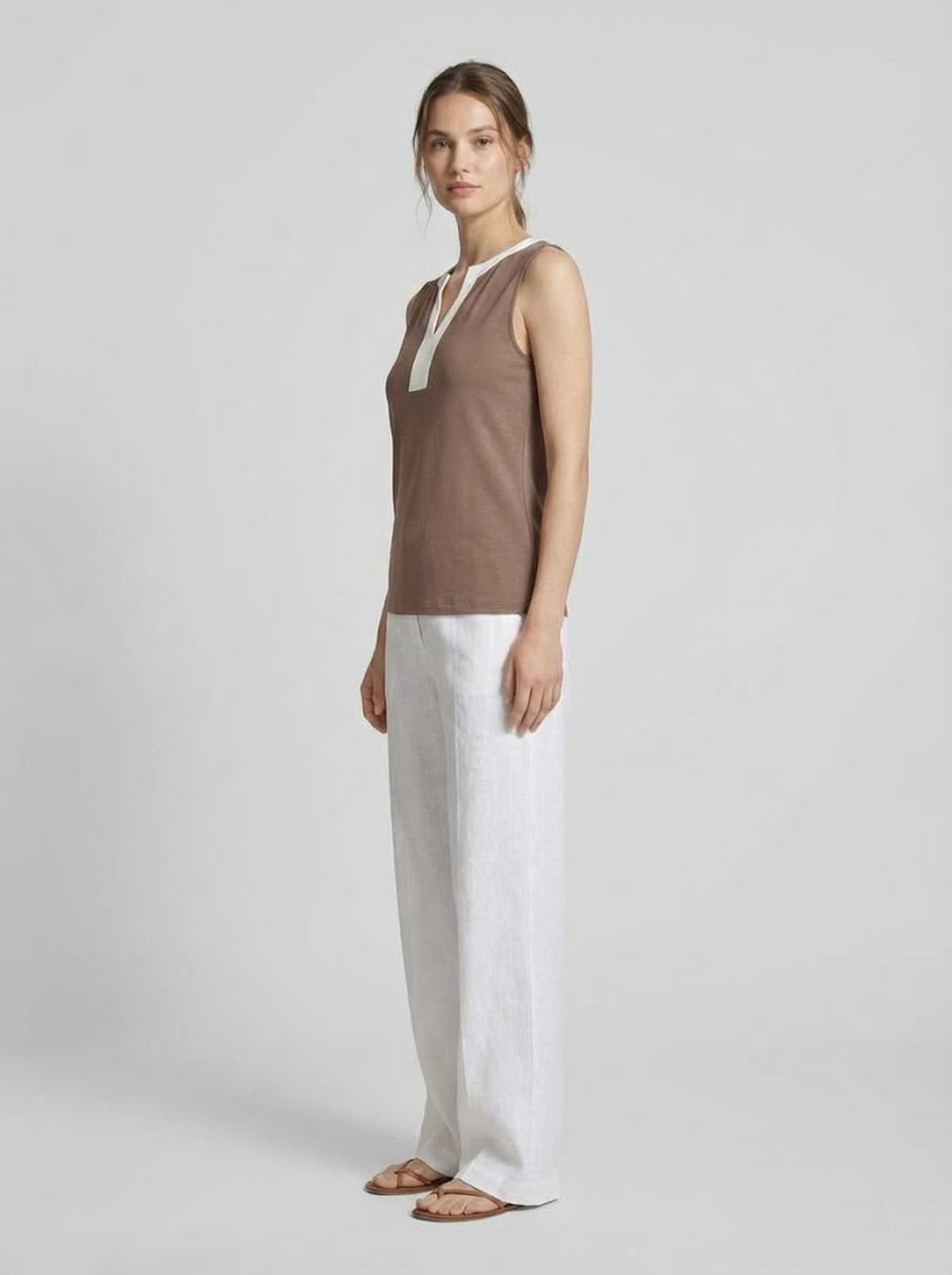 Αμάνικο τοπ με ντεκολτέ σε αντίθεση και καθαρή σιλουέτα