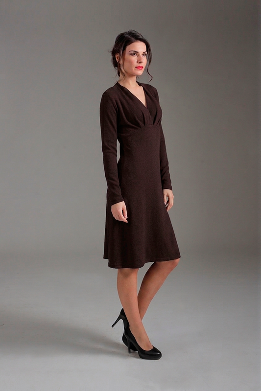 Καφέ μελανζέ φόρεμα από ζέρσεϊ με μακριά μανίκια σε γραμμή empire και χρωματική αντίθεση