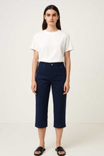Load image into Gallery viewer, Women’s Gabardine Cotton Elastane Cropped Pants – Navy Blue