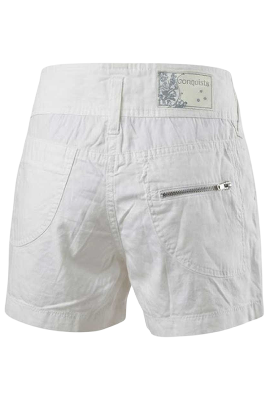 Λευκό σορτς με κουμπιά μπροστά — Μοντέρνο, ελαφρύ και κομψό χωρίς κόπο