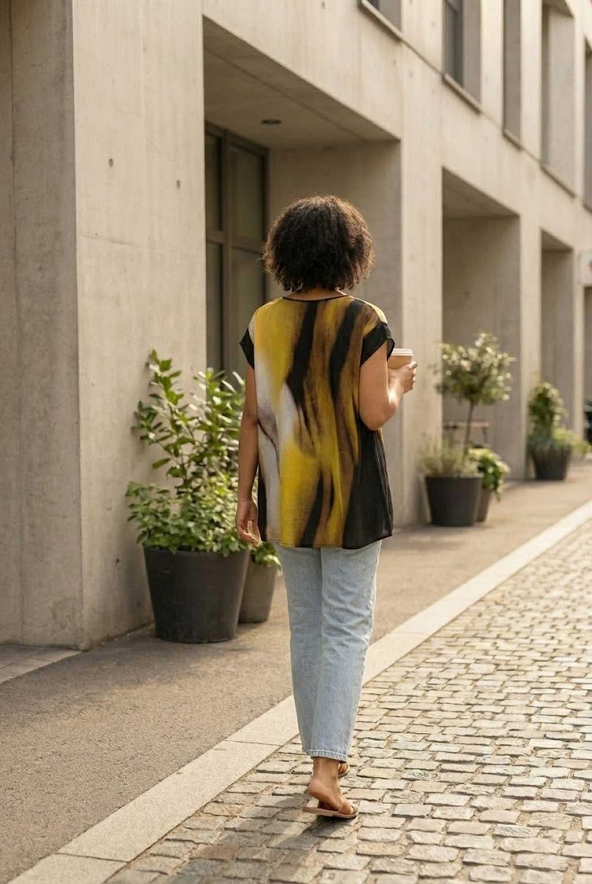 Oversized Abstract Print Top with Flowing Silhouette – Contemporary Elegance and Everyday Comfort