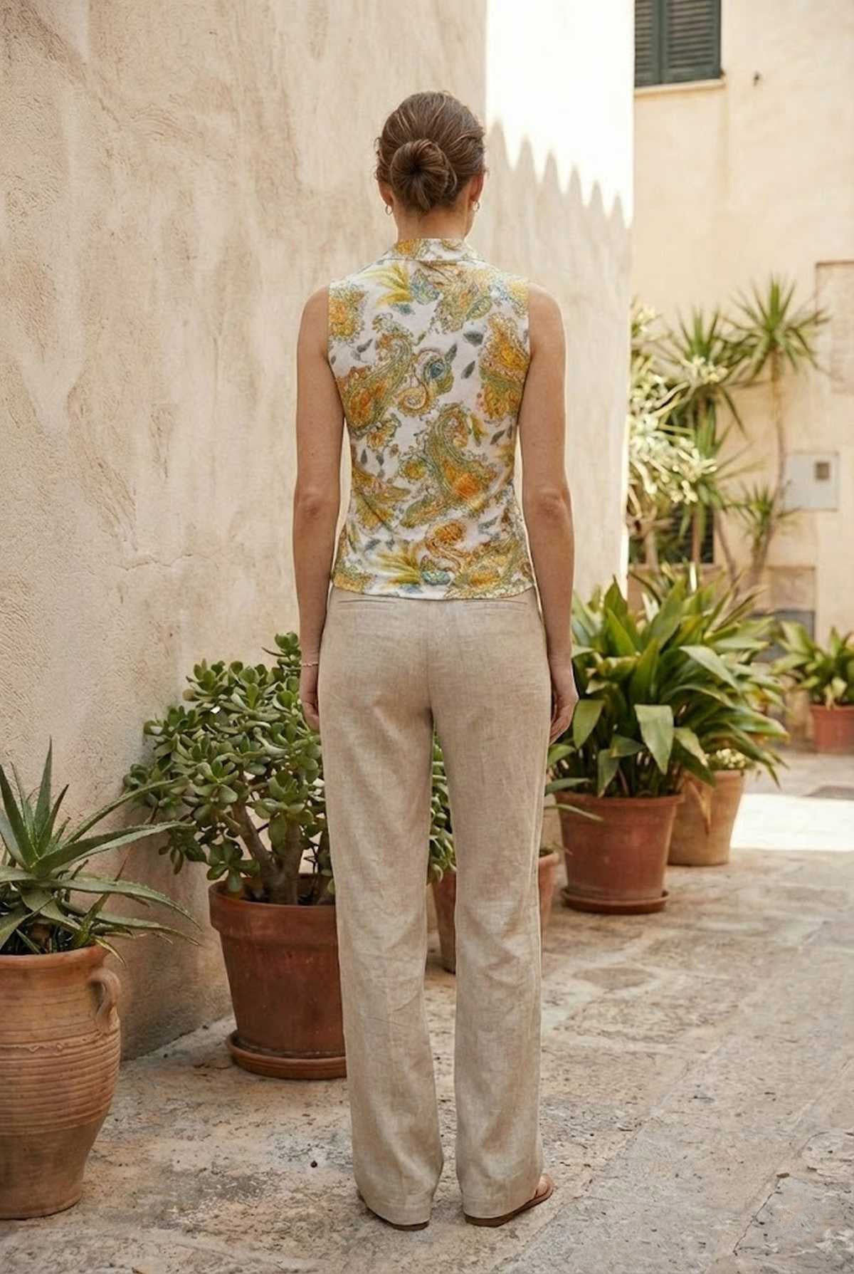Αμάνικο τοπ με V λαιμόκοψη και ζωηρό μοτίβο με paisley