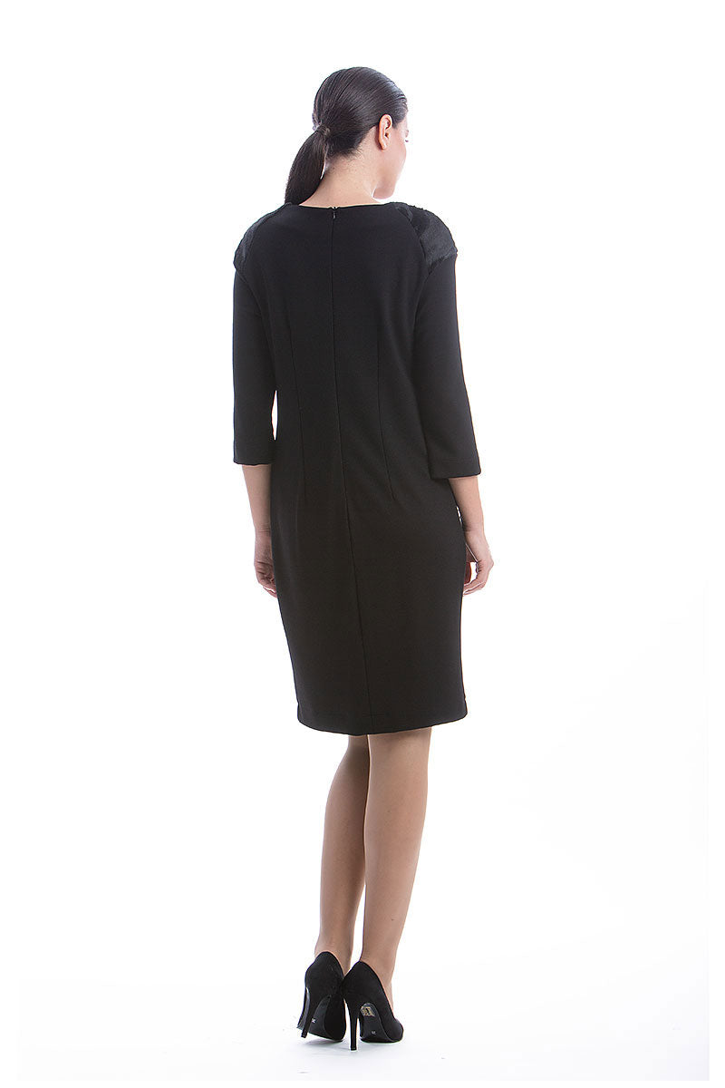 Φόρεμα σε ίσια γραμμή με γούνινη λεπτομέρεια