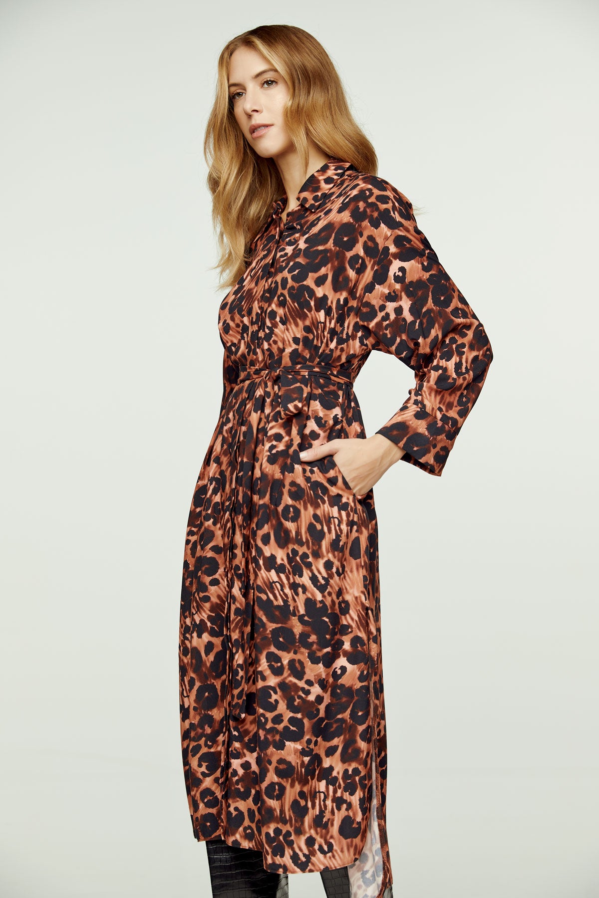 Φόρεμα μίντι με animal print και πλαϊνά σκισίματα