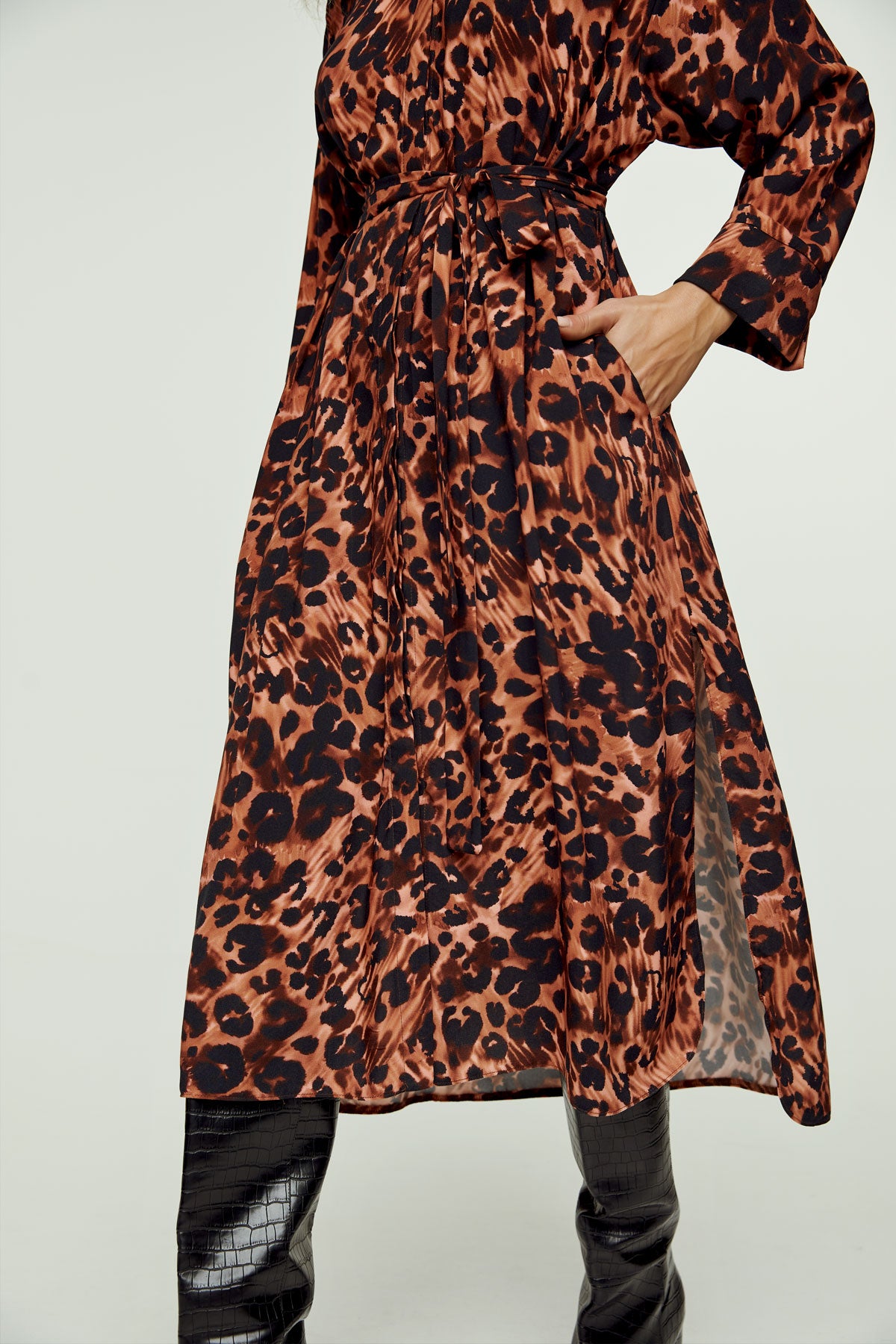 Φόρεμα μίντι με animal print και πλαϊνά σκισίματα