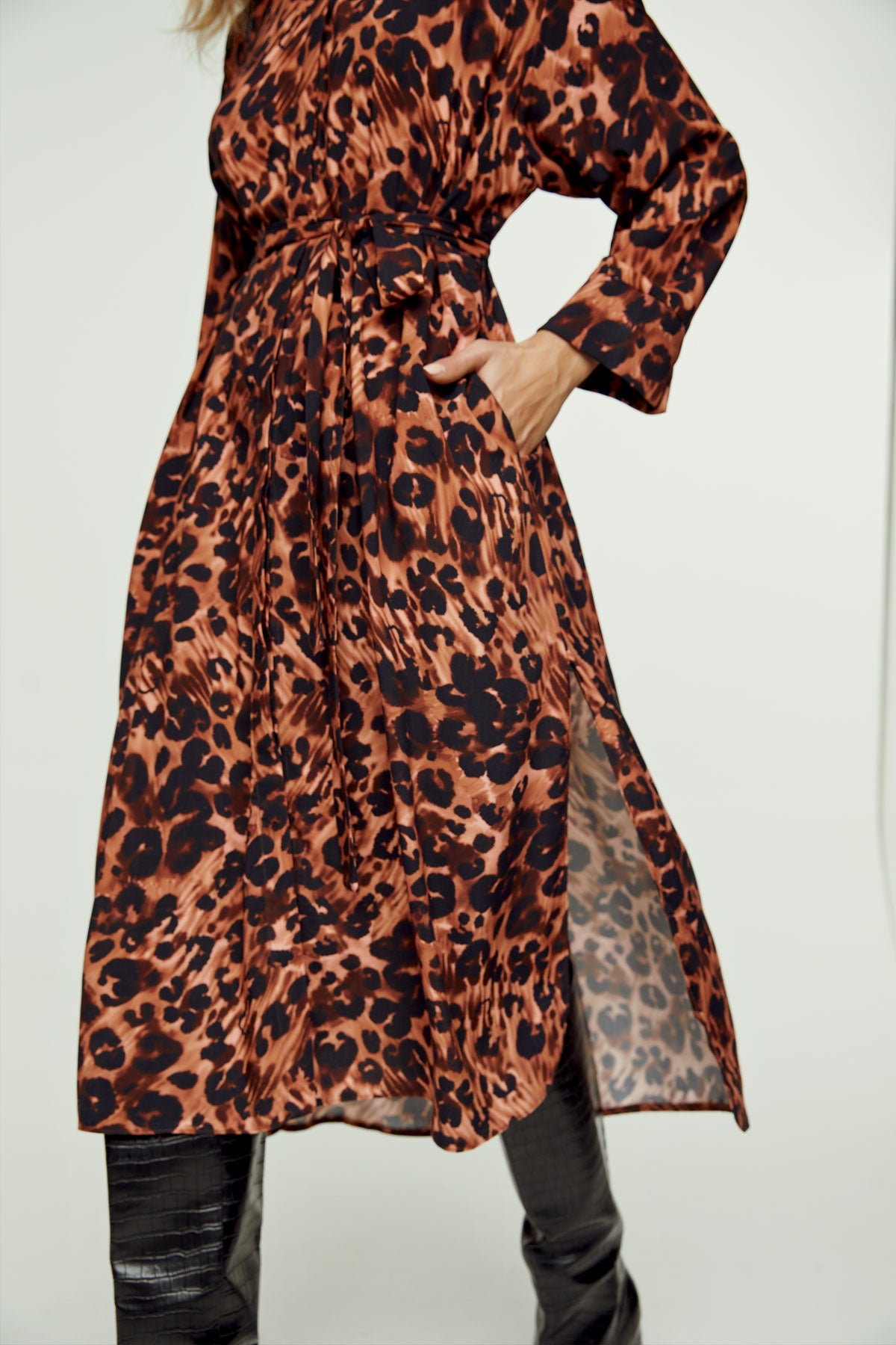 Φόρεμα μίντι με animal print και πλαϊνά σκισίματα