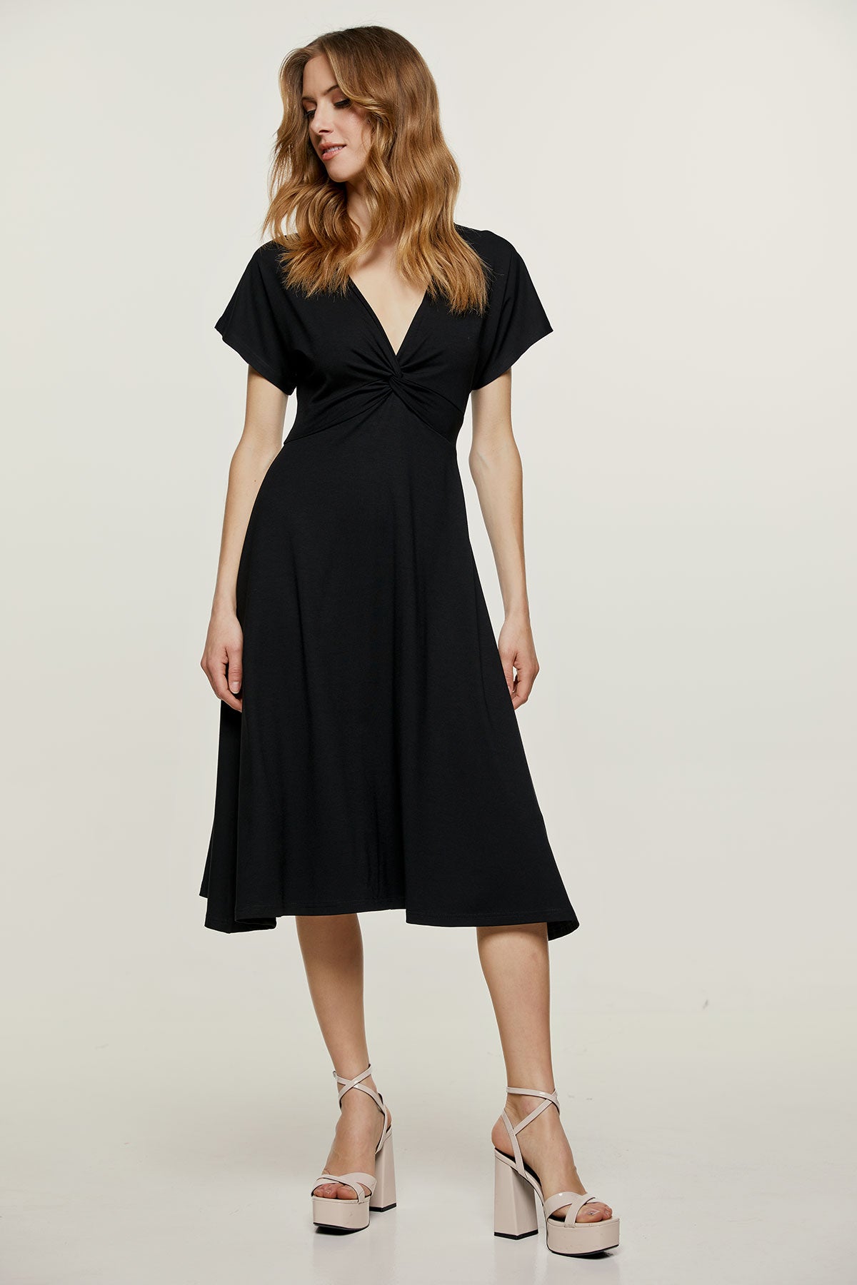 Conquista Midi Φόρεμα Κρουαζέ με V-Λαιμόκοψη και Κόμπο Casual Μονόχρωμο Βισκόζη Μαύρο C221-003-00