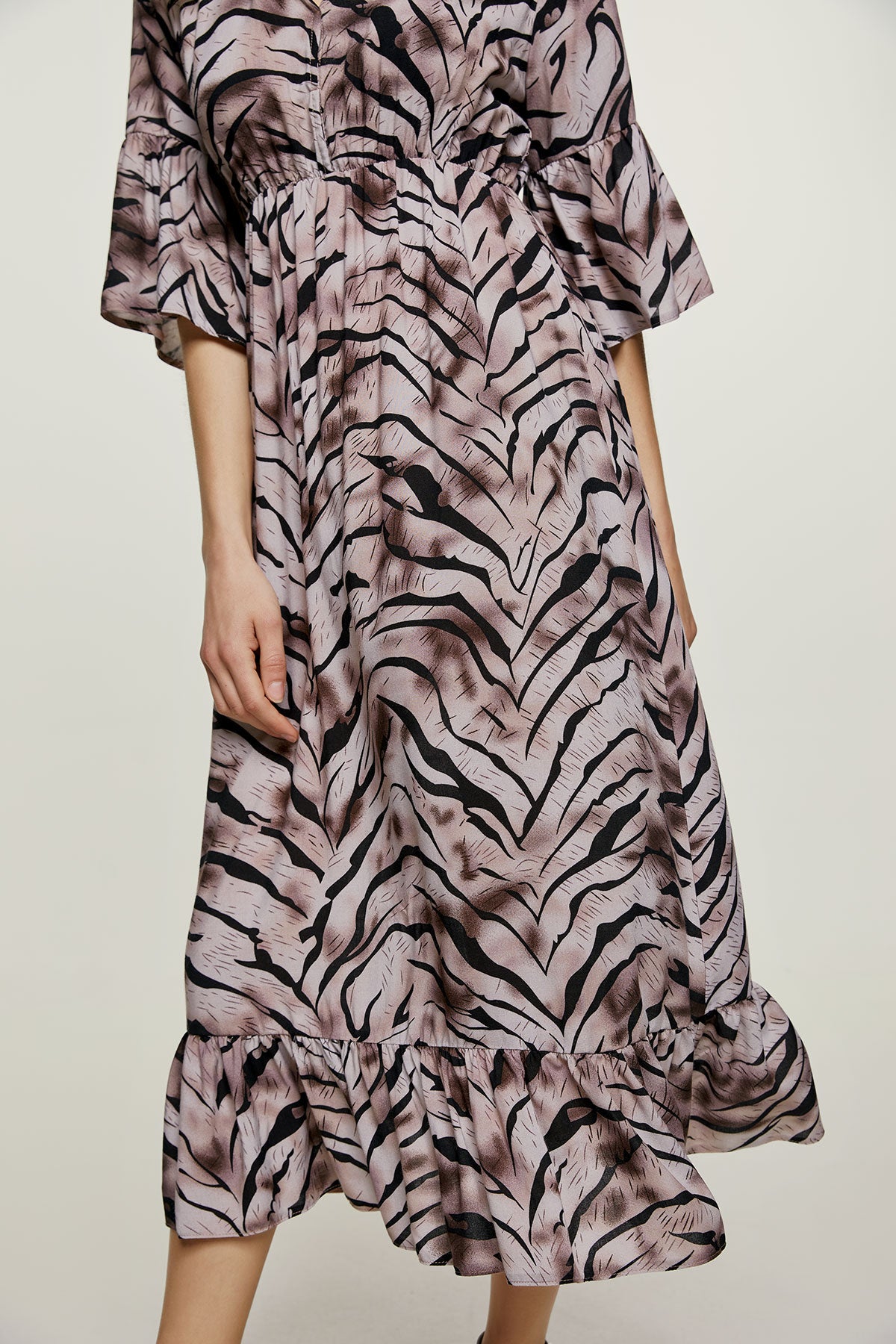 Conquista Φόρεμα Midi Casual V-Λαιμόκοψη Με Βολάν Animal Print Μπεζ C221-095-57