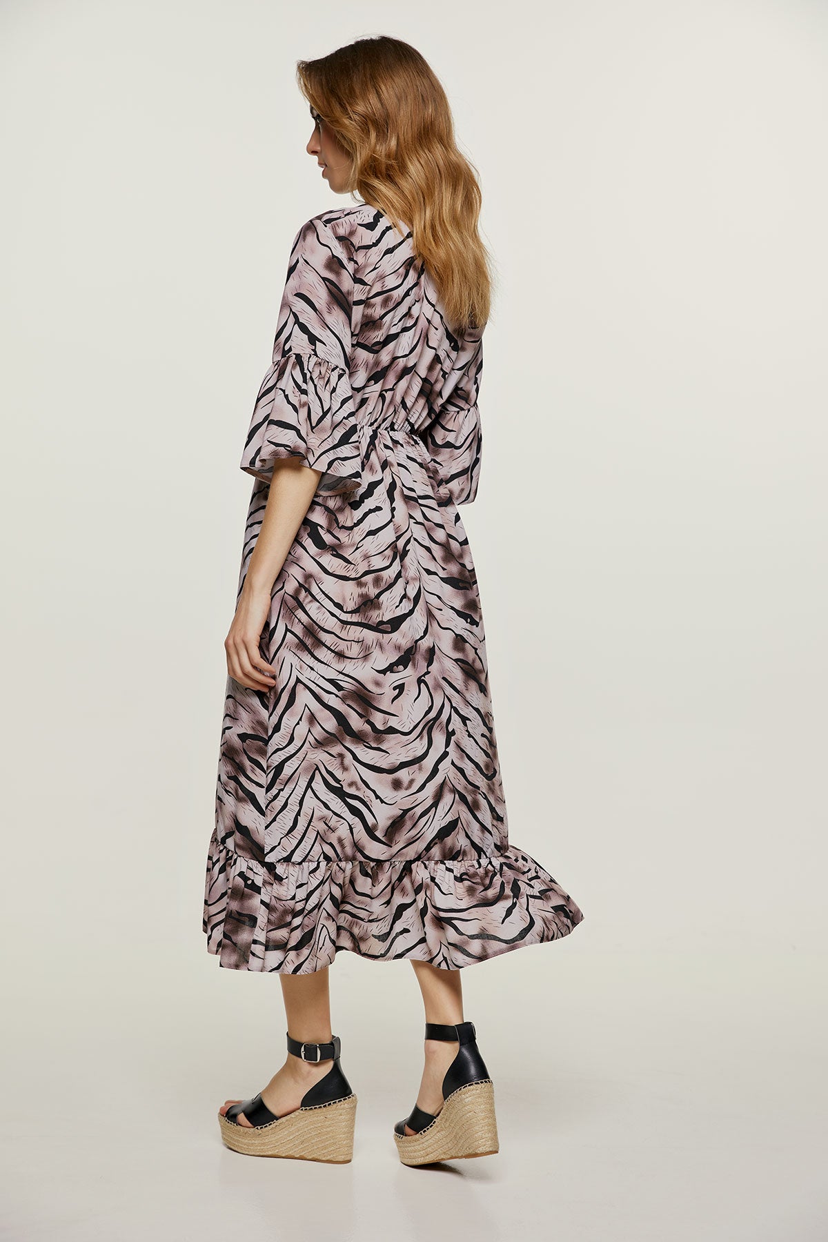Conquista Φόρεμα Midi Casual V-Λαιμόκοψη Με Βολάν Animal Print Μπεζ C221-095-57