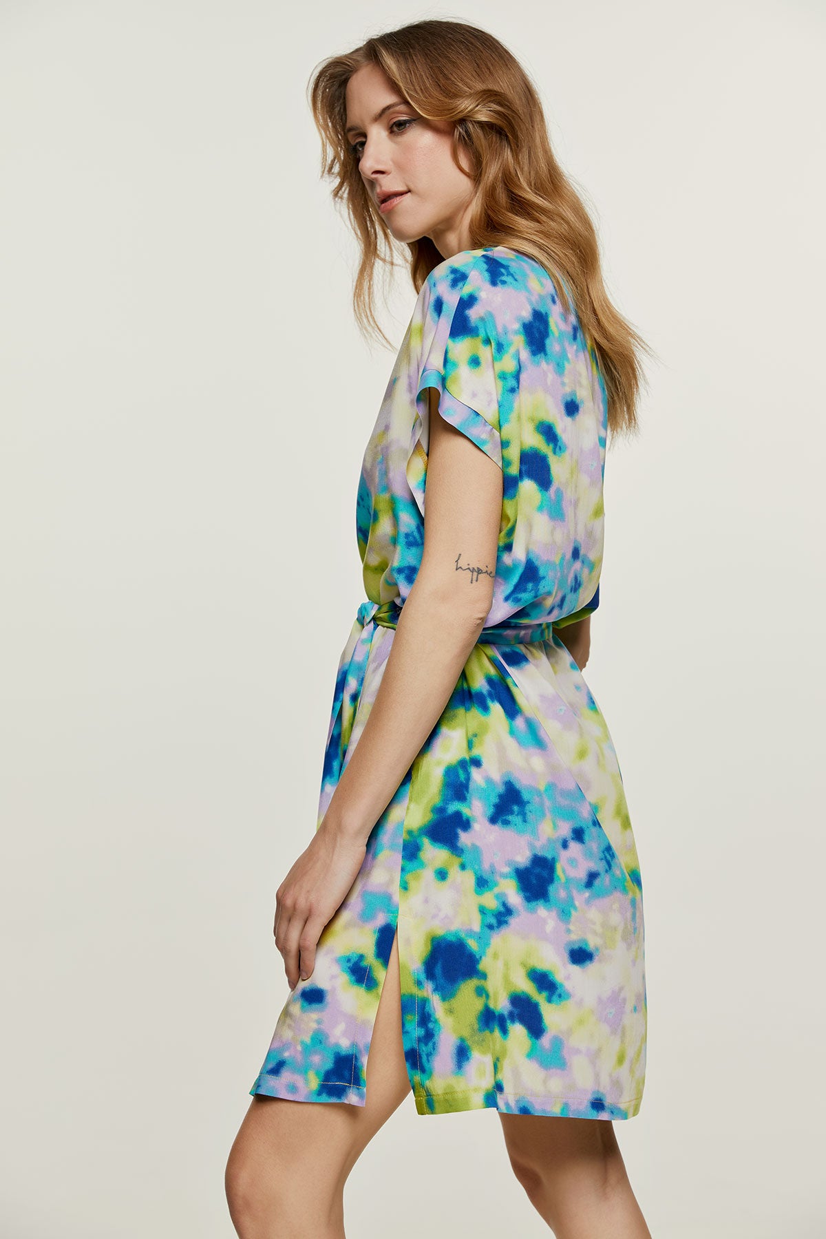 Conquista Φόρεμα Κοντό Casual Κοντομάνικο V-Λαιμόκοψη Με Ζώνη και Τσέπες Εμπριμέ Tie-Dye Ποπλίνα Βισκόζης Πολύχρωμο C221-111-62