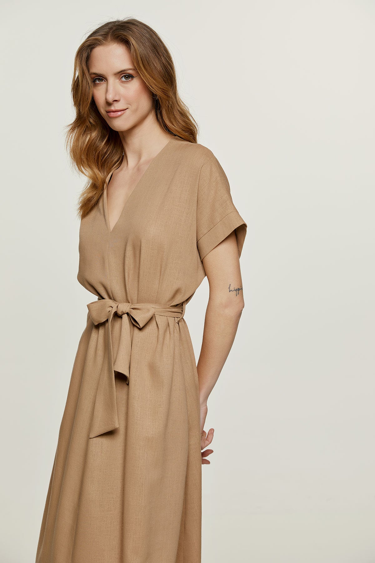 Conquista Φόρεμα Midi Casual V-Λαιμόκοψη Με Ζώνη Μονόχρωμο Βισκόζη Λινό Μπεζ C221-402-42